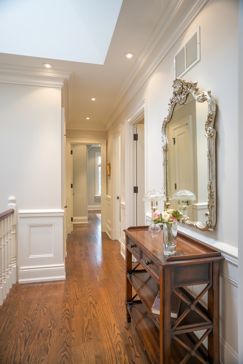 4 Creative Ways to Decorate a Hallway