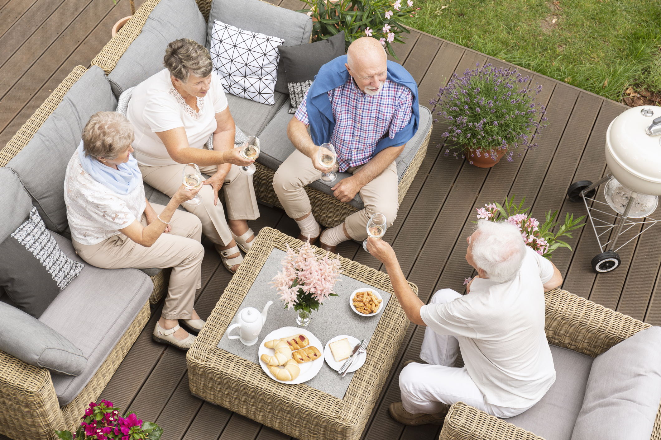 Simple Tips to Style Your Porch for Easy Entertaining